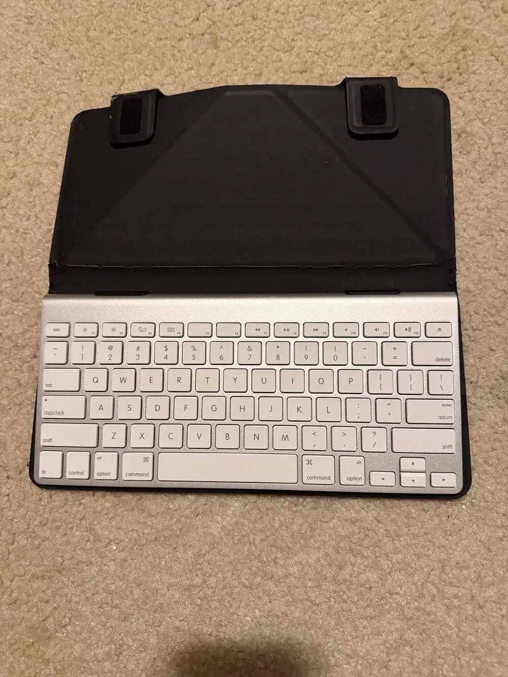 Apple Wireless Bluetooth Keyboard A1314 with Case